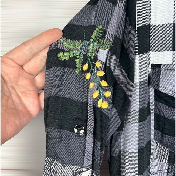 DESIGUAL LAURA ILLA Embroidered Gray Blouse Top Shirt V-neck Roll Tab Sleeve M-L - Picture 7 of 15